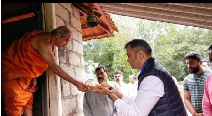 Ponnanna visits temple